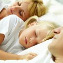 Изображение До какого возраста ребенку можно спать в родительской кровати? на Schoolofcare.ru!
